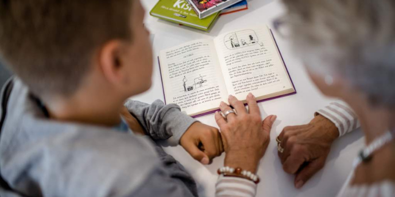 Lesepatin hilft Schüler