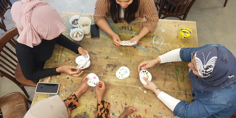 Frauen beim Deutschlernen im Café JUNO