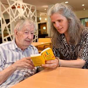 freiwilligenkoordinatorin andrea friedl mit bewohner