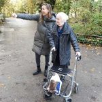 freiwillige besucht mit bewohnerin des münchenstifts den zoo