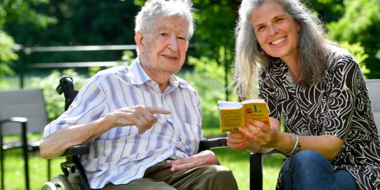 Freiwilligenkoordinatorin und ein Bewohner am Münchenstift