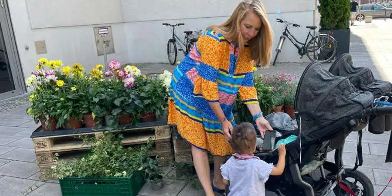 Ehrenamtliche Familienpatin unterwegs mit Zwillingen