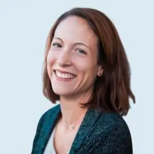 junge freiwillige lehnt an hauswand