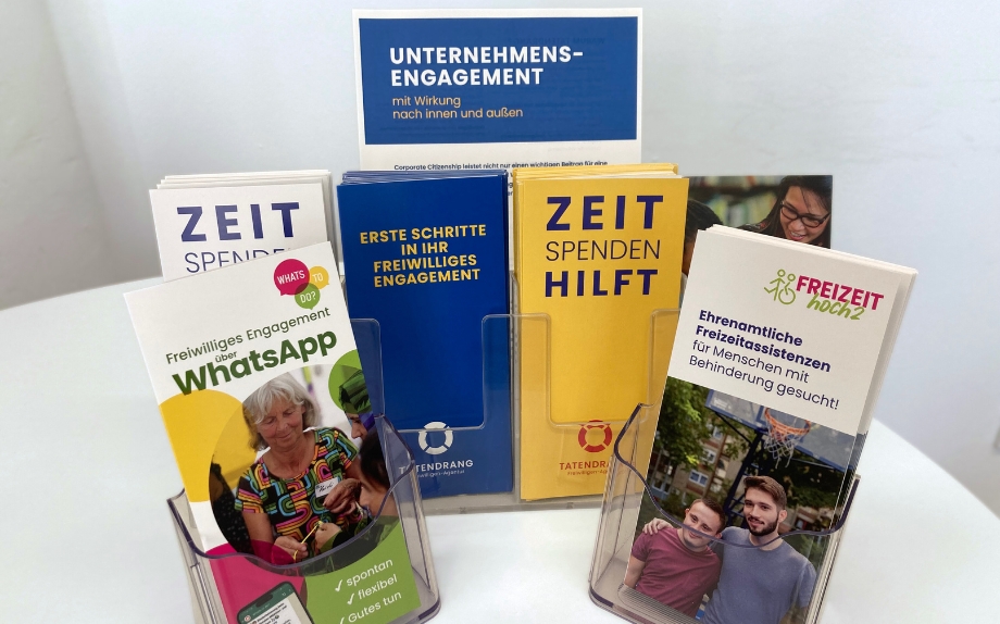 Flyer von der Freiwilligen-Agentur TATENDRANG zeigen die Vielfalt unserer Angebote