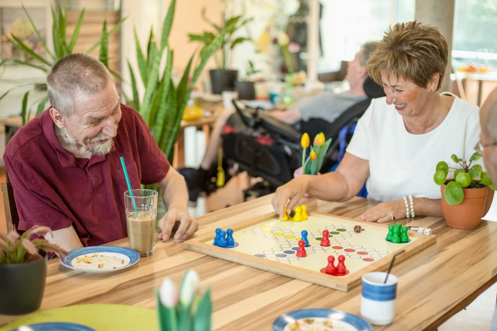 Petra spielt ehrenamtlicht in der Pfennigparade Vivo mit Menschen mit Behinderung Mensch-ärgere-dich-nicht