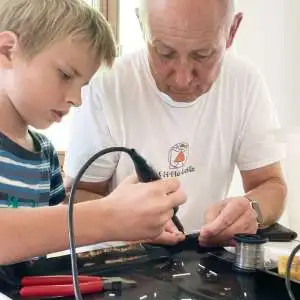 rudolf und schueler beim loeten