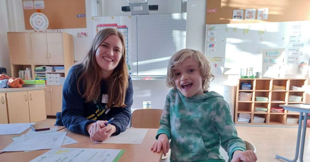 Junge Frau lernt mit einem Jungen in einem Klassenzimmer