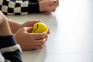 sprechball in kinerhänden